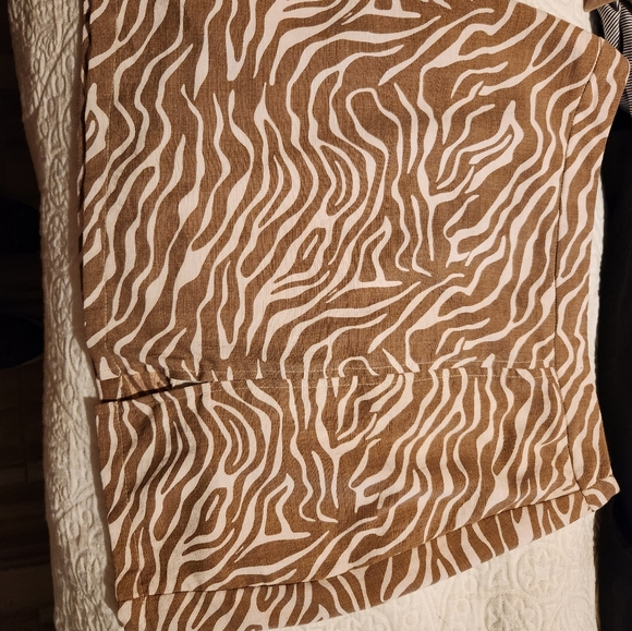 4 EVELYN SKIRT TAN AND BEIGE SLIT IN THE FRONT ZIPPER IN THE BACK - Picture 2 of 6